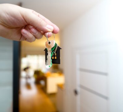 Reinigungskraft bei professioneller Gebäudereinigung in Zürich